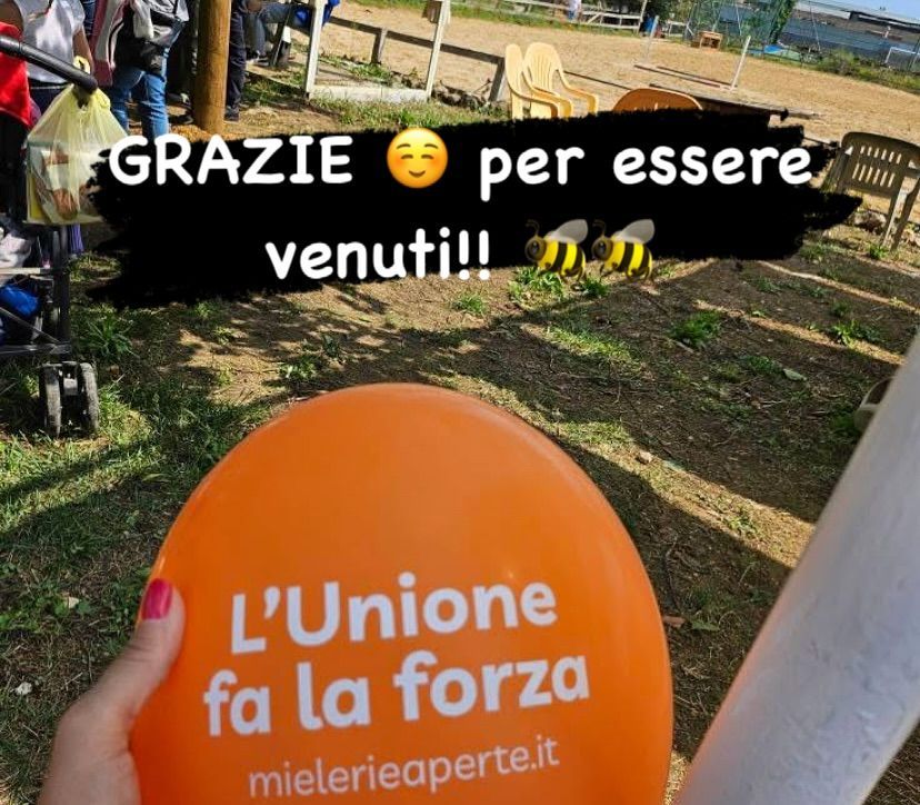 Un palloncino arancione con la scritta L'Unione fa la forza e il messaggio Grazie per essere venuti